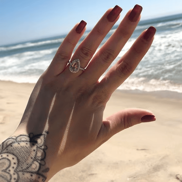 Anillo de diamante forma de gota compromiso