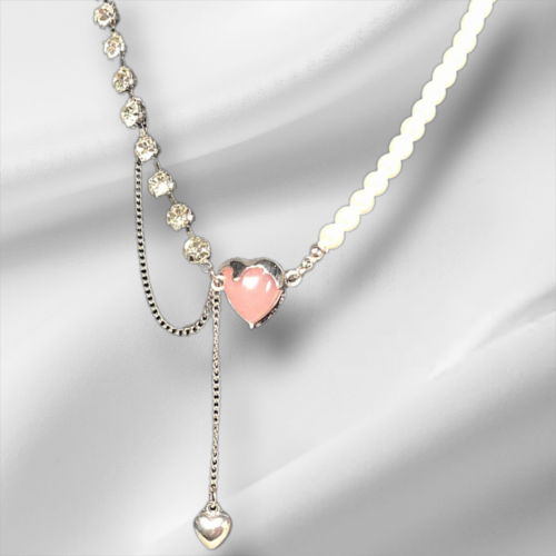 Collar , perlas , colgante corazón rosa  de cristal